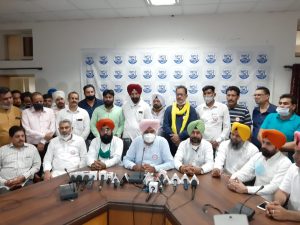 Read more about the article ਦਲਿਤ ਬੱਚਿਆਂ ਦੇ ਵਜ਼ੀਫ਼ੇ ਦੇ ਪੈਸੇ ਹੜੱਪਣ ਦੇ ਮਾਮਲੇ ਵਿਚ ਮਨਪ੍ਰੀਤ ਬਾਦਲ ਅਤੇ ਧਰਮਸੋਤ ਖ਼ਿਲਾਫ਼ ਐਸ.ਸੀ ਐਸ.ਟੀ ਐਕਟ ਦੇ ਅਧੀਨ ਮਾਮਲਾ ਦਰਜ ਕਰੇ ਸਰਕਾਰ: ਹਰਪਾਲ ਚੀਮ