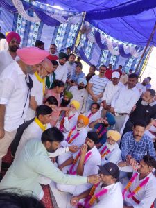 Read more about the article पांचवे दिन आम आदमी पार्टी ने धरने पर बैठे अपने साथियों को जूस और लड्डू खिला के भूख हड़ताल को खत्म किया….आप