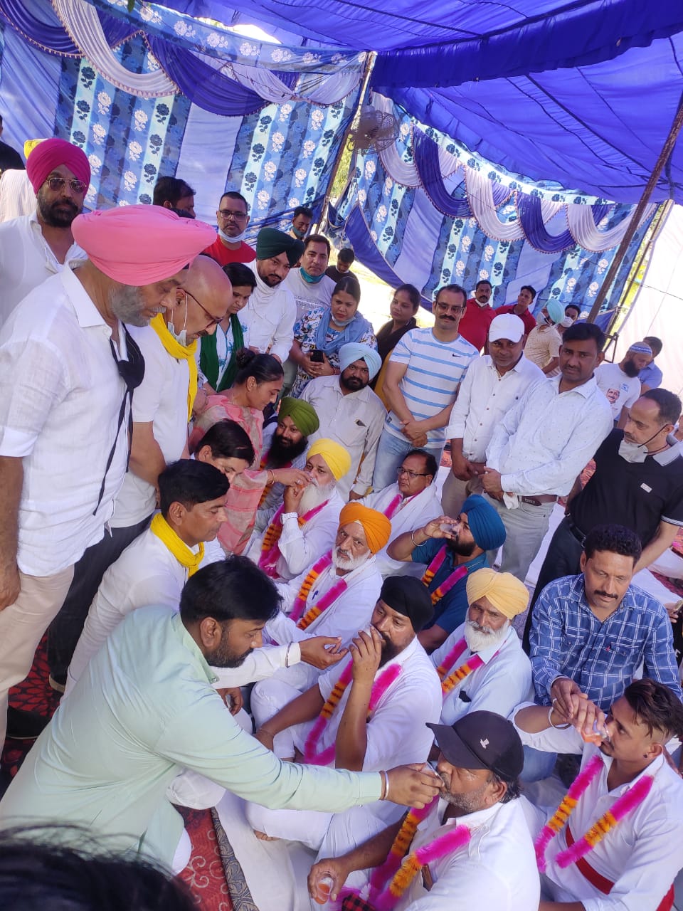 Read more about the article पांचवे दिन आम आदमी पार्टी ने धरने पर बैठे अपने साथियों को जूस और लड्डू खिला के भूख हड़ताल को खत्म किया….आप
