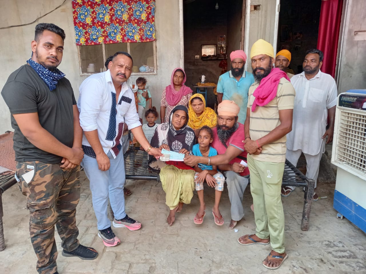 Read more about the article समाजसेवक गुरजीत वालिया का शानदार प्रयास, अब कभी भूखा नहीं सोएगा दिव्यांग पति-पत्नी का परिवार