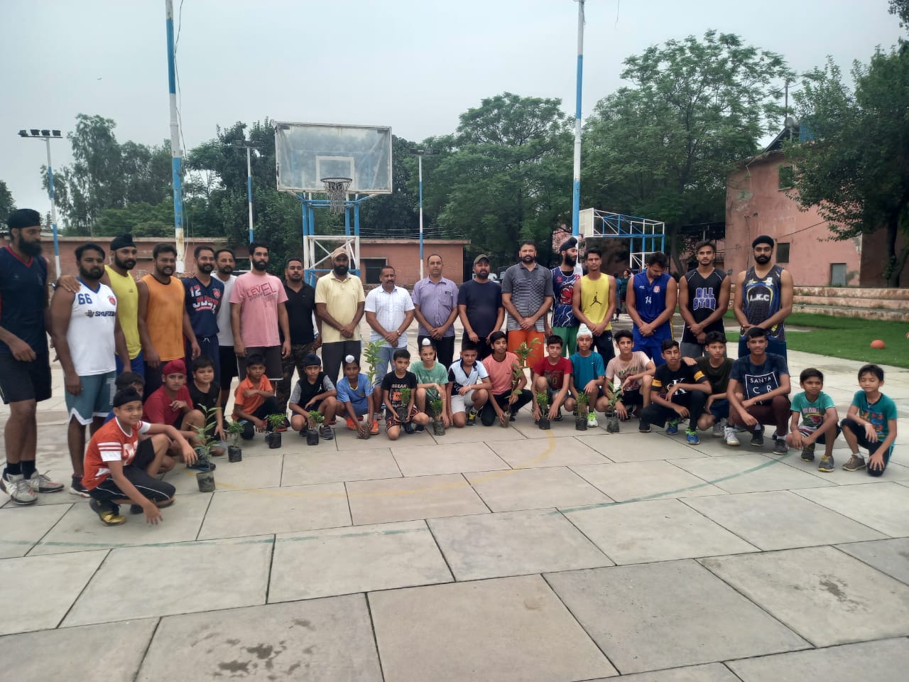 You are currently viewing प्रसिद्ध समाजसेवक गुरजीत सिंह वालिया ने पीएपी पुलिस लाइन में लगाए 100 से अधिक पौधे