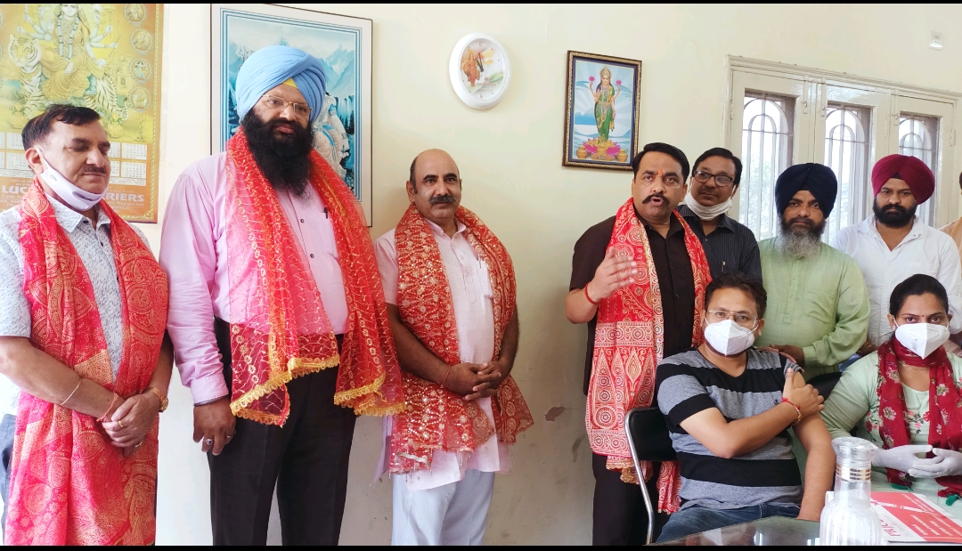 Read more about the article पंडित दीनदयाल उपाध्याय स्मृति मंच की ओर से 67वां वैक्सीनेशन कैंप लगाया गया