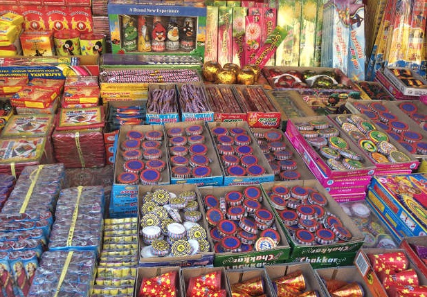 Read more about the article पटाखे बैन होने को लेकर दुकानदारों ने की विधायक से मुलाकात