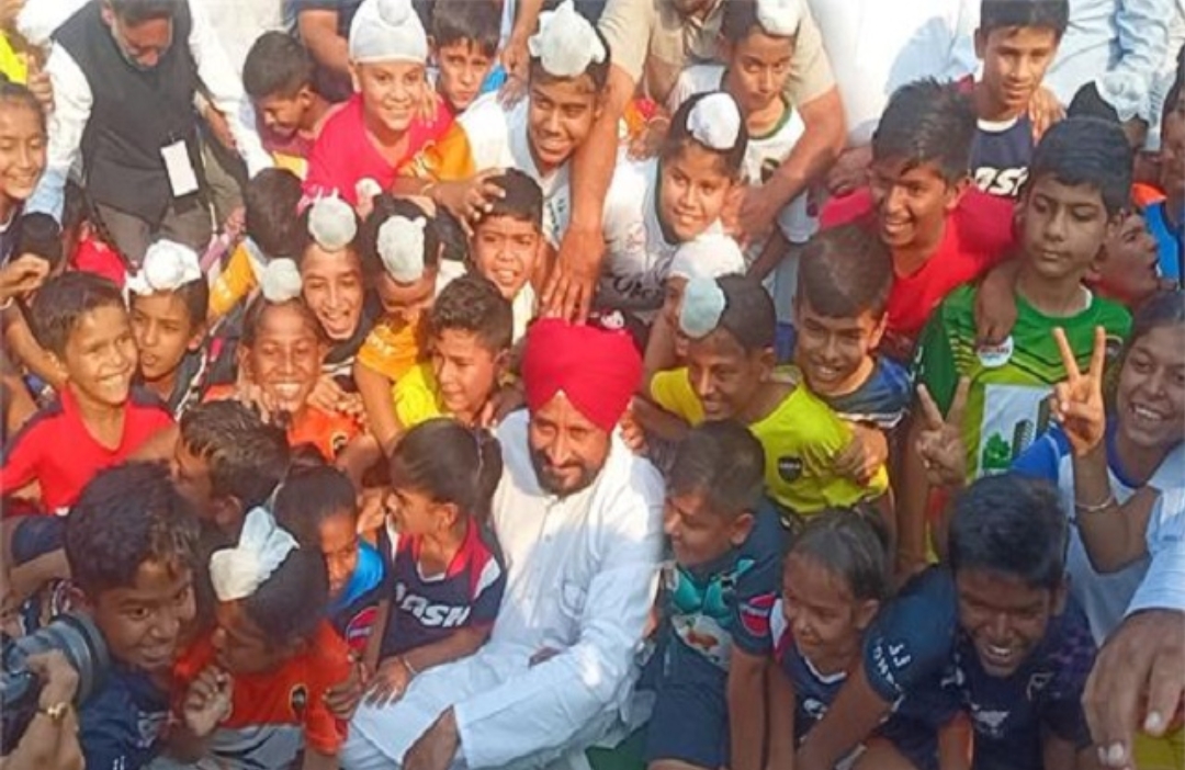 Read more about the article जालंधर के सुरजीत हॉकी स्टेडियम पहुंचे CM चन्नी, बच्चों के साथ खिंचवाई तस्वीरें