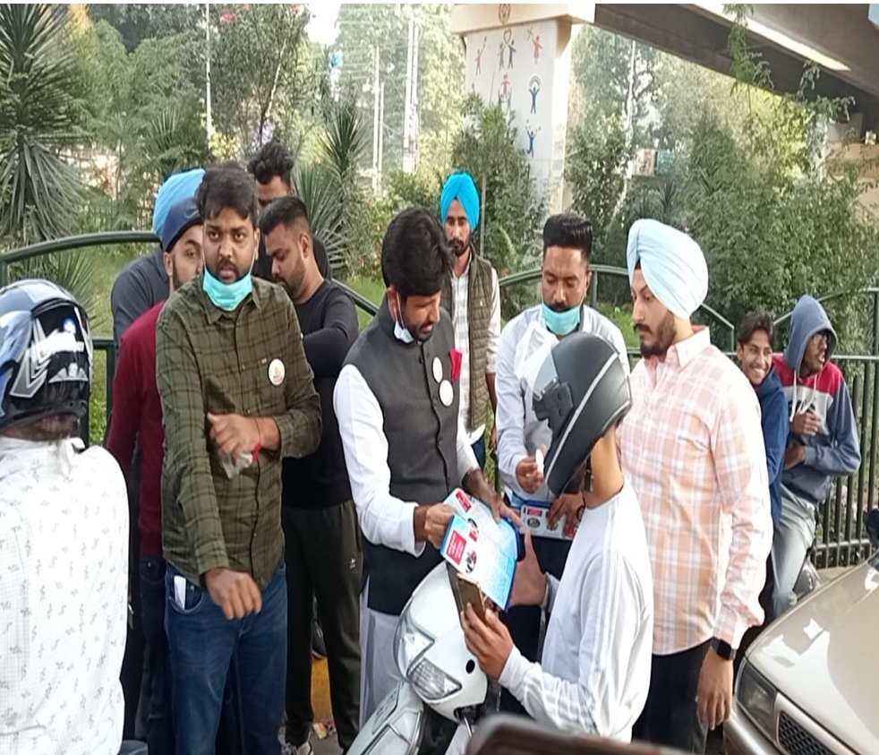 Read more about the article ट्रांसपोर्ट मंत्री राजा वड़िंग ने ‘नो-चालान डे’ पर ट्रैफिक नियमों के बारे किया जागरूक