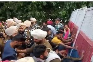 Read more about the article टीचरों द्वारा शिक्षा मंत्री परगट सिंह के घर का घेराव, पुलिस से हुआ टकराव