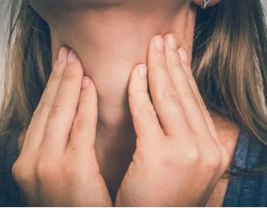 Read more about the article Omicron New Symptom: वैज्ञानिकों को मिला ओमिक्रोन का एक अलग लक्षण, गले में हो कुछ ऐसा तो पक्‍का हुआ है संक्रमण