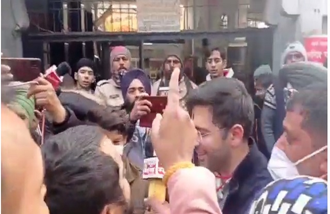 You are currently viewing काली देवी मंदिर पहुंचे भगवंत मान और राघव चड्डा का बड़े स्तर पर विरोध, जानें क्यों