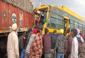 Read more about the article सड़क हादसा : स्कूल बस व ट्राले के बीच टक्कर, चालक गंभीर घायल