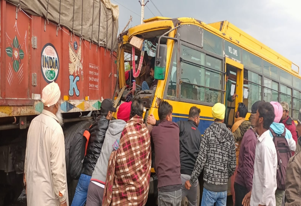Read more about the article सड़क हादसा : स्कूल बस व ट्राले के बीच टक्कर, चालक गंभीर घायल