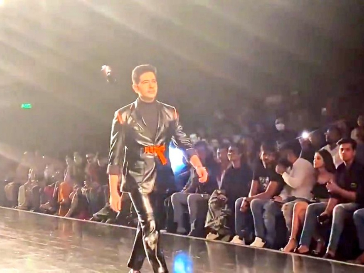 Read more about the article राघव चड्‌ढा की ‘Ramp Walk’ पर भड़के कांग्रेसी, ट्वीट कर कसे तंज