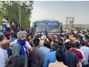 Read more about the article पंजाब में Gun Point पर बड़ी वारदात, चलती बस को रोक Condutor को बनाया निशाना, हाईवे जाम
