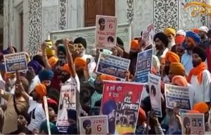 Read more about the article स्वर्ण मंदिर के बाहर लगे खालिस्तान जिंदाबाद के नारे, लहराई तलवारें