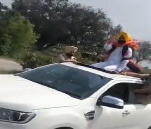 Read more about the article चलती गाड़ी में पंजाब के मंत्री जी का जानलेवा Stunt, सोशल मीडिया पर हो रहा वायरल