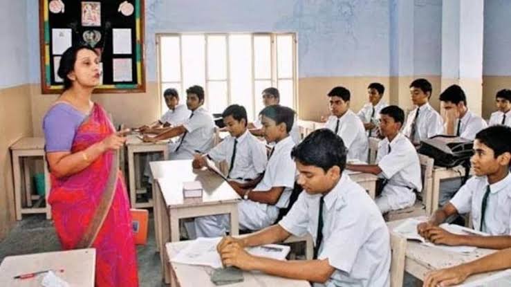 You are currently viewing सरकारी स्कूलों में पढ़ाएंगे डॉक्टर, इंजीनियर और IAS, एक घंटे की होगी क्लास