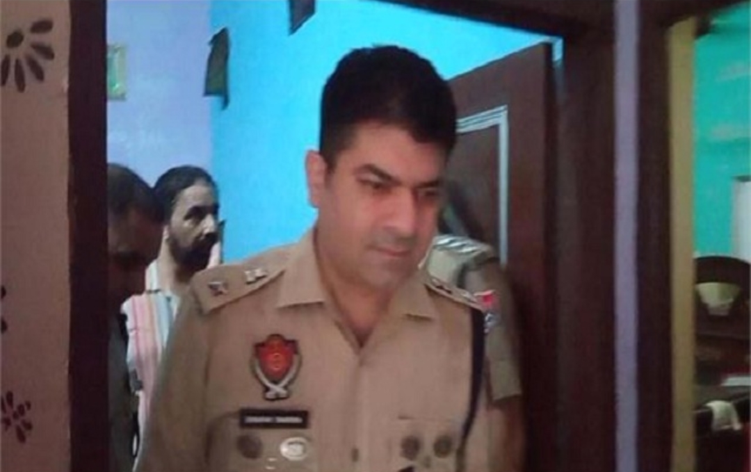 Read more about the article नशा स्मगलरों के खिलाफ SSP का एक्शन, दिन चढ़ते गांवों में की रेड (तस्वीरें) 