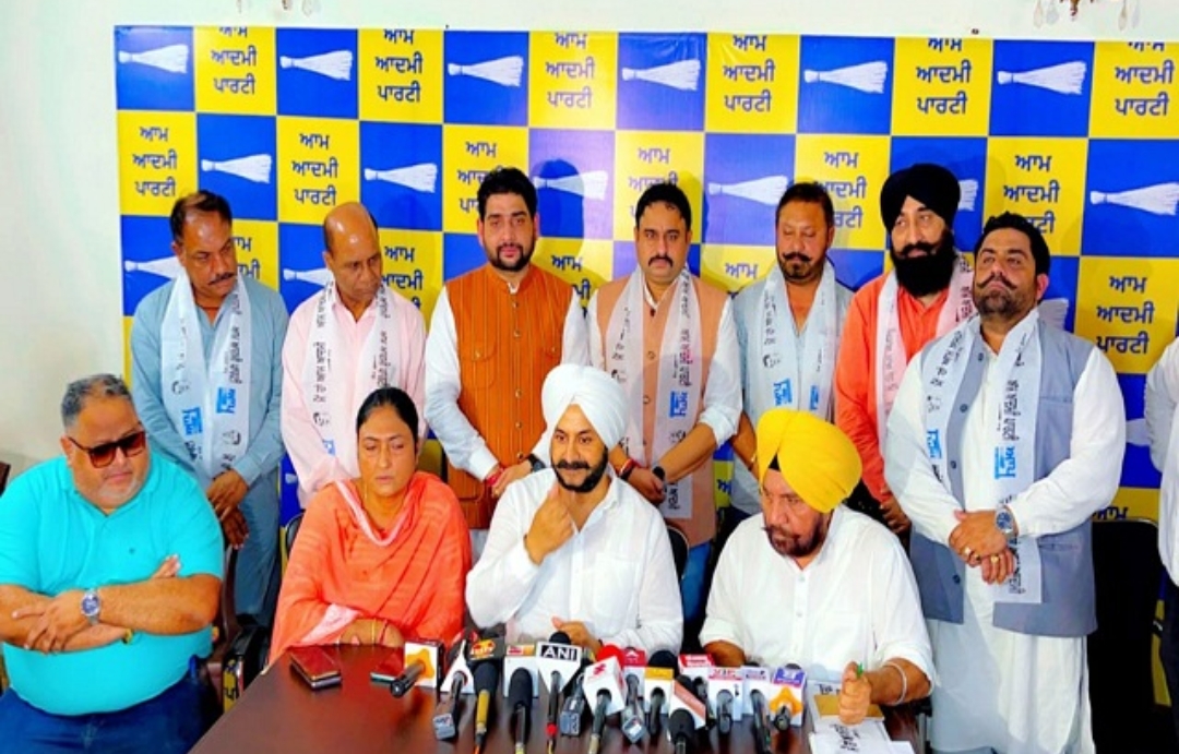 Read more about the article कांग्रेस को झटका, डिप्टी मेयर सहित कई नेता ”आप” में हुए शामिल
