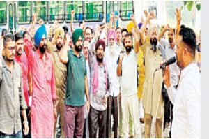 Read more about the article वायदा खिलाफी पर भड़की पनबस-पी.आर.टी.सी. यूनियन, सरकार के विरोध में की नारेबाजी