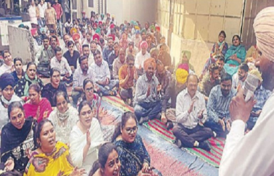 Read more about the article सरकार की बेरुखी से परेशान कर्मचारी यूनियन, इस तारीख तक बढ़ाई हड़ताल