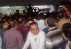 Read more about the article जालन्धर के कांग्रेसियों ने घेरा थाना, अंदर बंद है ये नेता