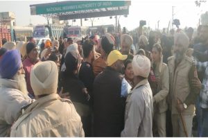 Read more about the article पंजाब में किसानों और Toll कर्मियों के बीच झड़प, पुलिस ने बरसाई लाठियां