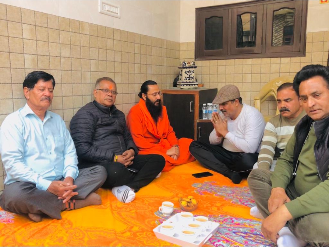 Read more about the article वेद पुष्करणा के साथ दुःख सांझा करने पहुंचे दिव्य ज्योति जाग्रति संस्थान से स्वामी सज्जनानंद जी