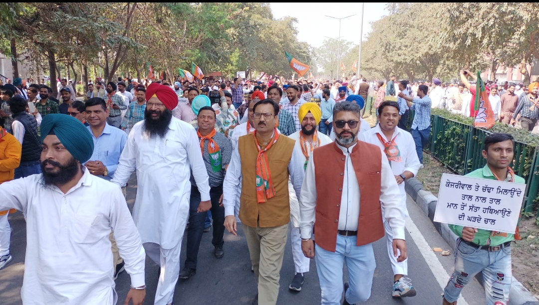 Read more about the article चंडीगढ़ में BJP का जोरदार प्रदर्शन, पुलिस ने हिरासत में लिए प्रदर्शनकारी (तस्वीरें)