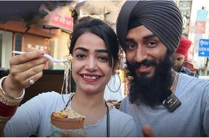 Read more about the article फिर विवादों में मशहूर Kulhad Pizza Couple, दुकान के बाहर गर्माया माहौल