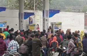 Read more about the article Petrol Pump पर भिड़ने लगे लोग, डीलरों ने खड़े किए हाथ… देखें ताजा तस्वीरें