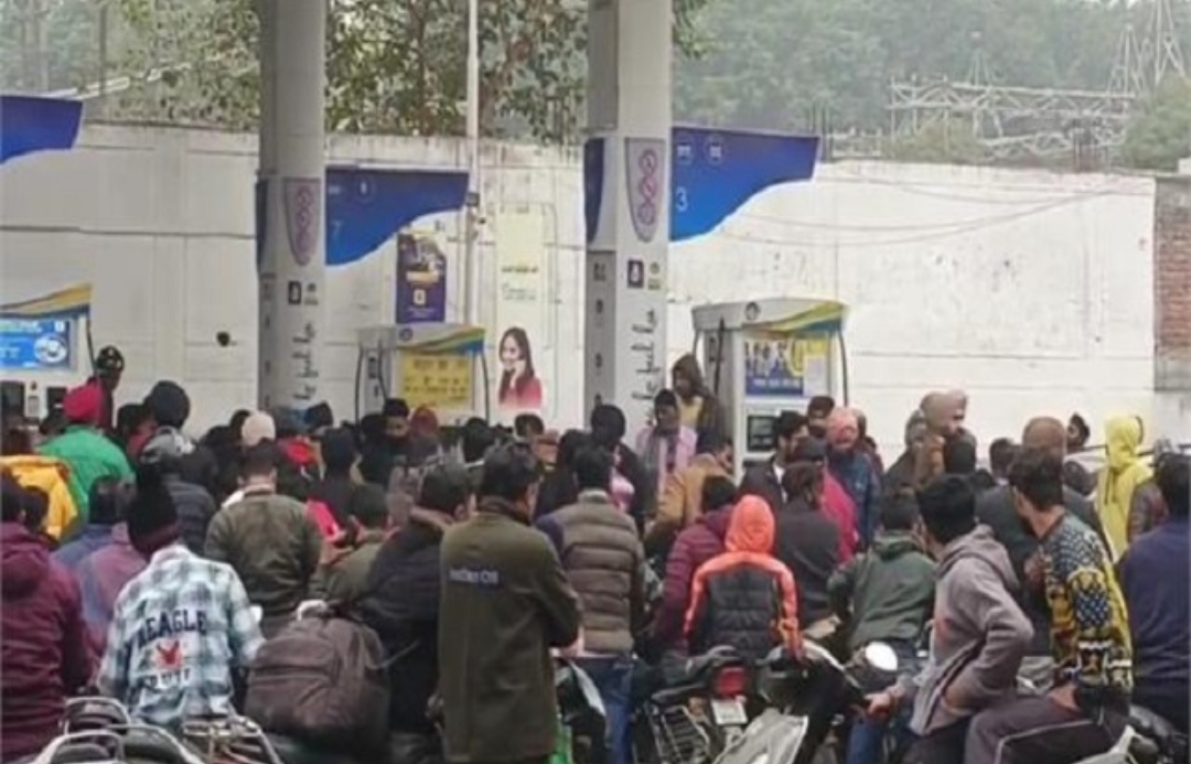 Read more about the article Petrol Pump पर भिड़ने लगे लोग, डीलरों ने खड़े किए हाथ… देखें ताजा तस्वीरें