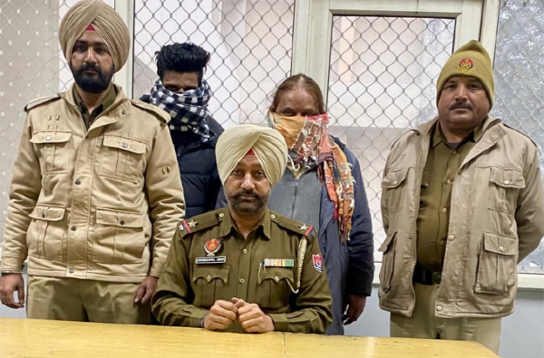 Read more about the article ਜਲੰਧਰ ਚ ਪਿਓ ਪੁੱਤ ਹੋਏ ਗਿਰਫ਼ਤਾਰ। ਦੋਵੇਂ ਮਿਲ ਕੇ ਵੇਚਦੇ ਸੀ ਹੈਰੋਇਨ।
