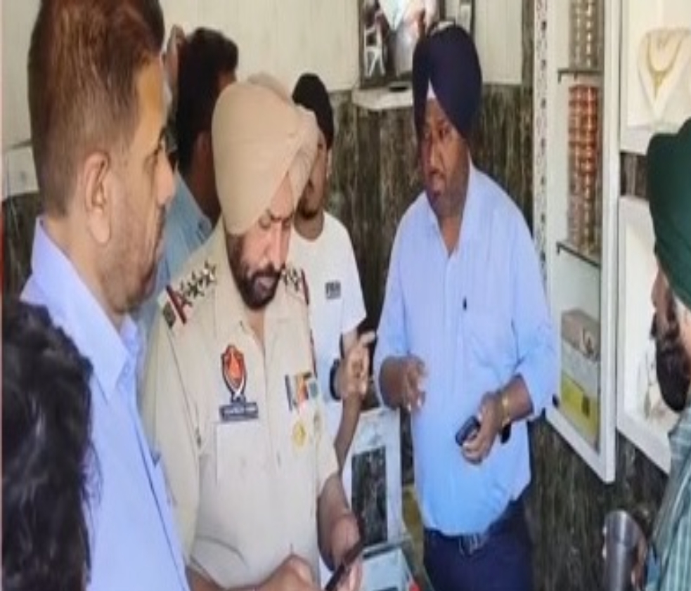 Read more about the article पंजाब में दिन दिहाड़े लूट की बड़ी वारदात, Gun Point पर ज्यूलर से लूट