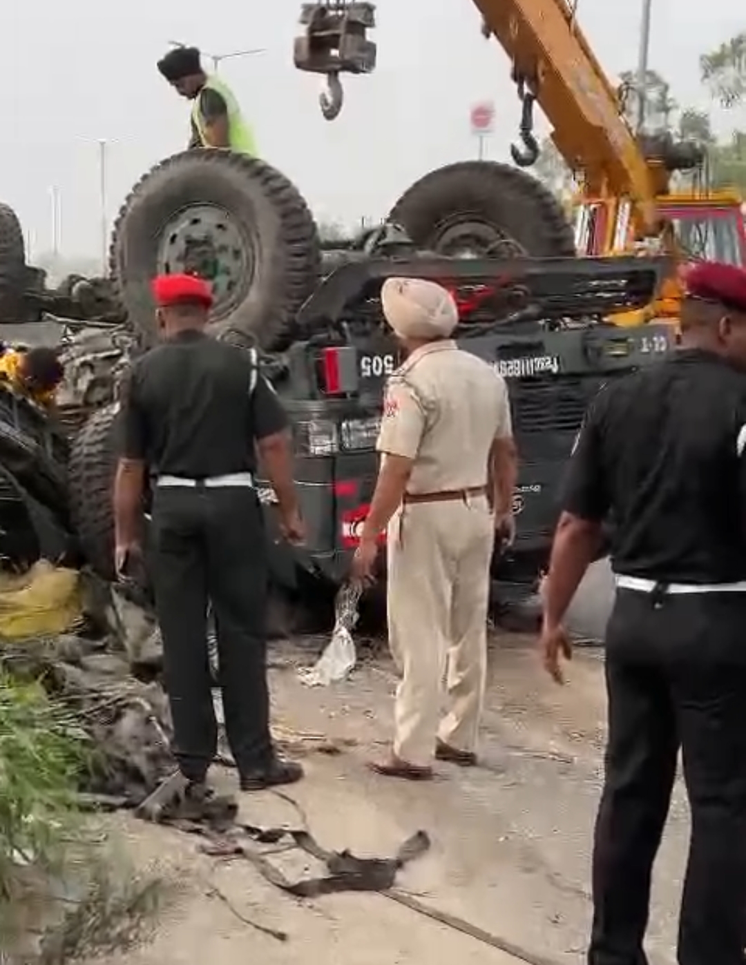 Read more about the article जालन्धर में बड़ा हादसा, Highway पर पलटा Army का ट्रक, बीच में ही फंस गए 5 जवान