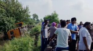 Read more about the article स्कूल खुलने के बाद पहले दिन ही दर्दनाक हादसा, नाले में गिरी बच्चों से भरी स्कूल बस