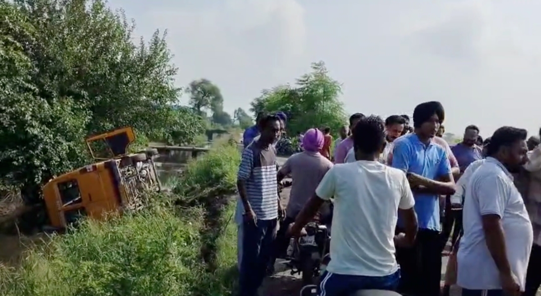 You are currently viewing स्कूल खुलने के बाद पहले दिन ही दर्दनाक हादसा, नाले में गिरी बच्चों से भरी स्कूल बस